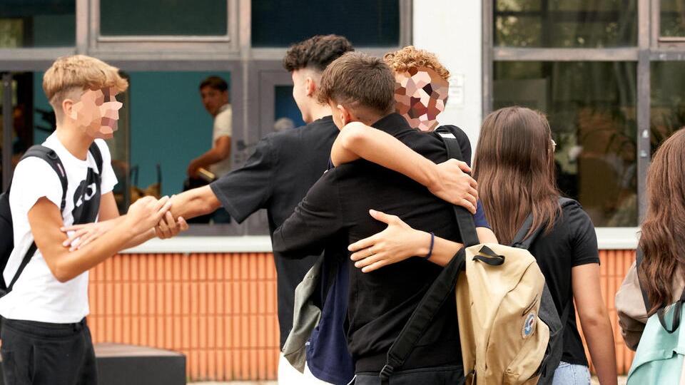 Nella foto di Autovino due studenti dell’istituto Ferraris Brunelleschi di Empoli si abbracciano prima dell’ingresso in classe nel primo giorno di scuola