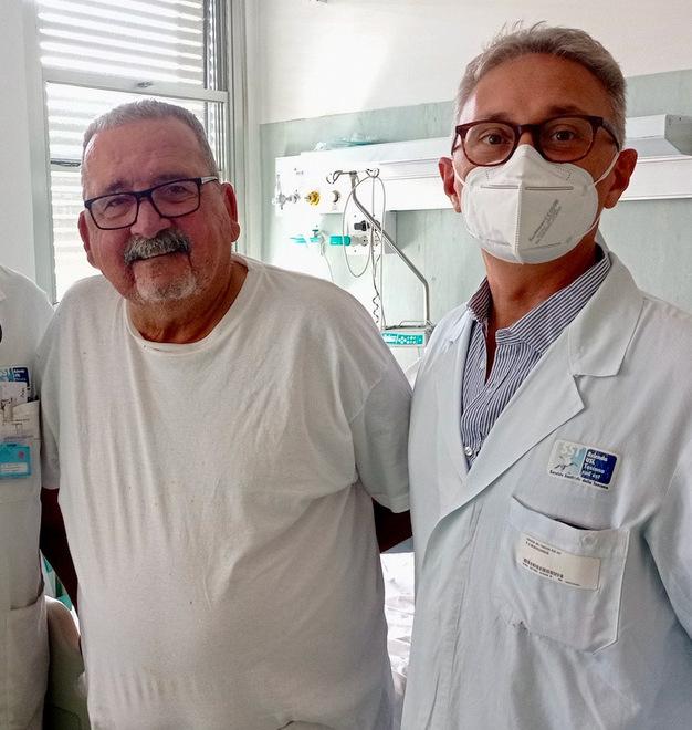 Mario Terzi insieme al medico Andrea Picchi prima di essere dimesso dall’ospedale