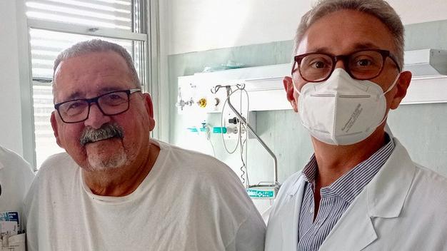 Mario Terzi insieme al medico Andrea Picchi prima di essere dimesso dall’ospedale