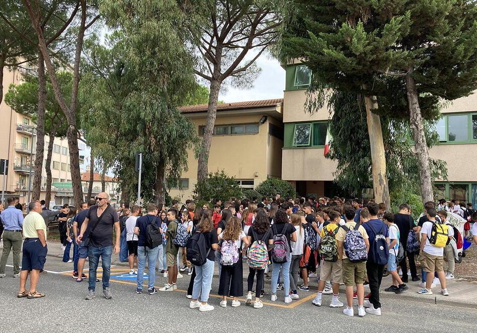 Studenti davanti all'ingresso di un scuola di Cecina