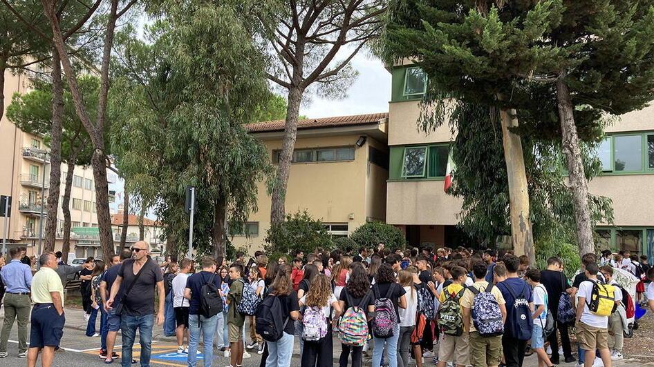 Studenti davanti all'ingresso di un scuola di Cecina
