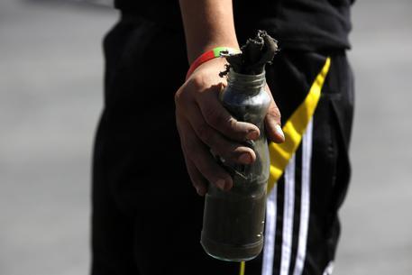 Reggio Emilia, molotov contro la casa dei rivali: un minorenne finisce in comunità