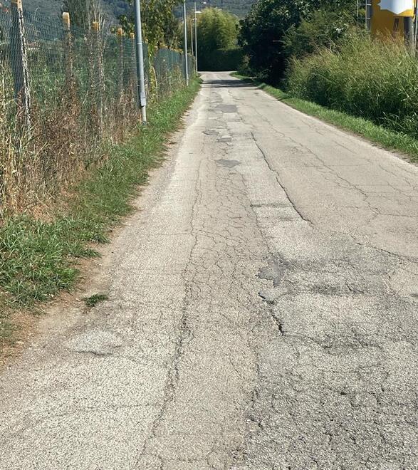 Pietrasanta, da 23 anni aspetta l’allaccio alla rete fognaria «Ora c'è l'ok, ma è ingiusto che paghi io» 