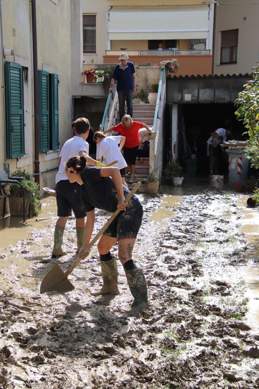 
	Volontari al lavoro per liberare le strade da fango e detriti

