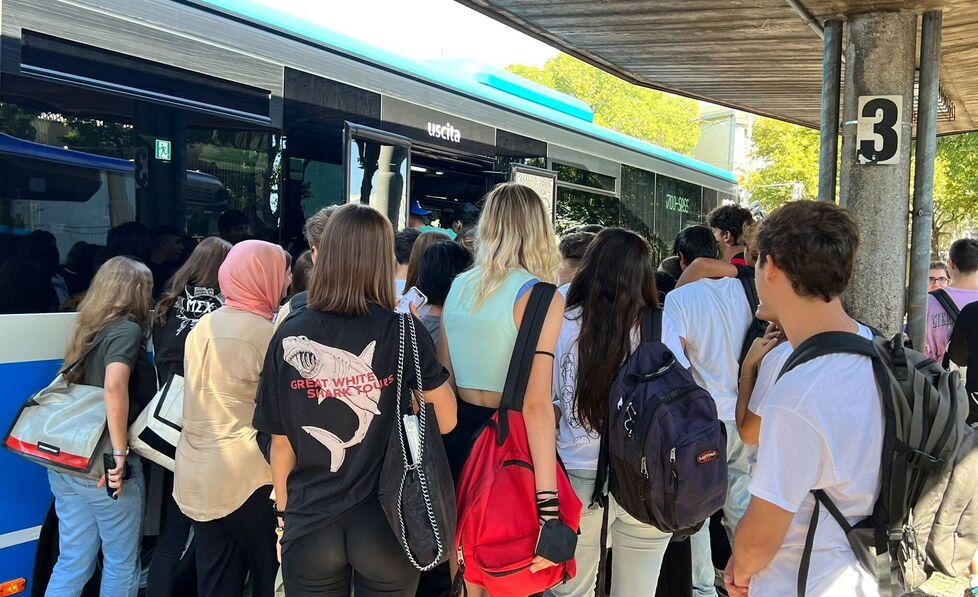 Sugli autobus come sardine a Castelfranco e Nonantola