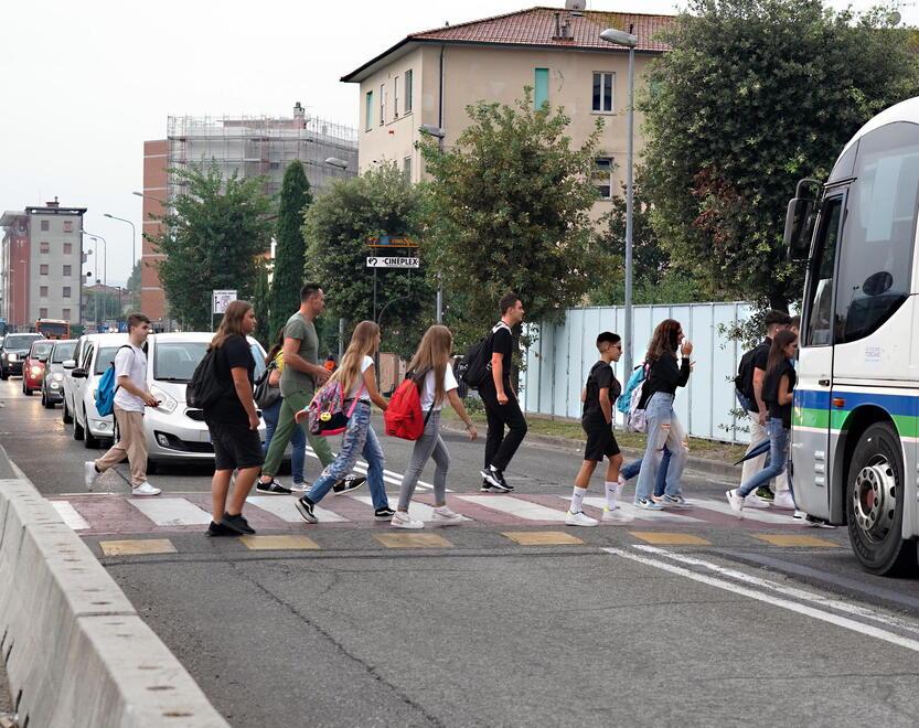 Studenti delle superiori in via Vittorio Veneto, diretti al vilaggio scolastico (Foto Franco Silvi)