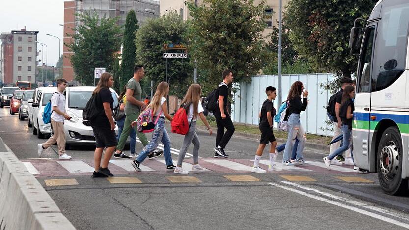 Studenti delle superiori in via Vittorio Veneto, diretti al vilaggio scolastico (Foto Franco Silvi)
