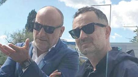 l segretario fiorentino del- la Fiom Danie- le Calosi e il segretario nazionale Michele De Palma davanti ai cancelli