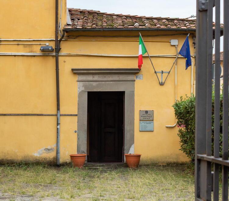 L’ingresso principale alla sede centrale e storica dell’istituto Carlo Lorenzini di Pescia (foto Nucci/Innocenti)
