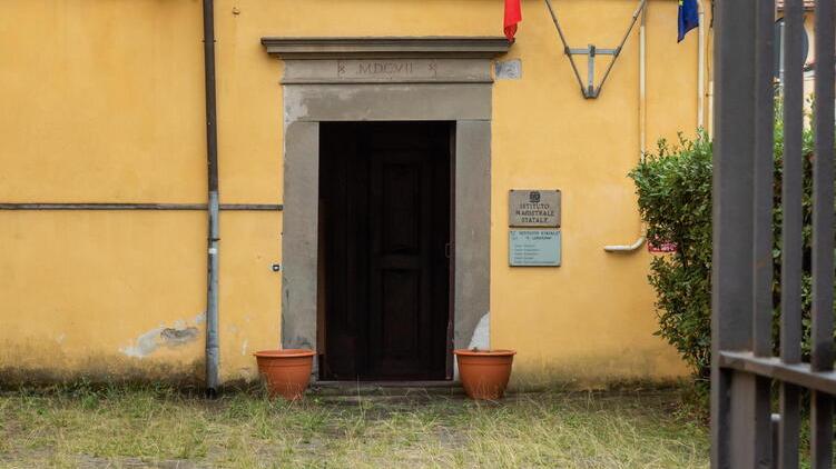 L’ingresso principale alla sede centrale e storica dell’istituto Carlo Lorenzini di Pescia (foto Nucci/Innocenti)