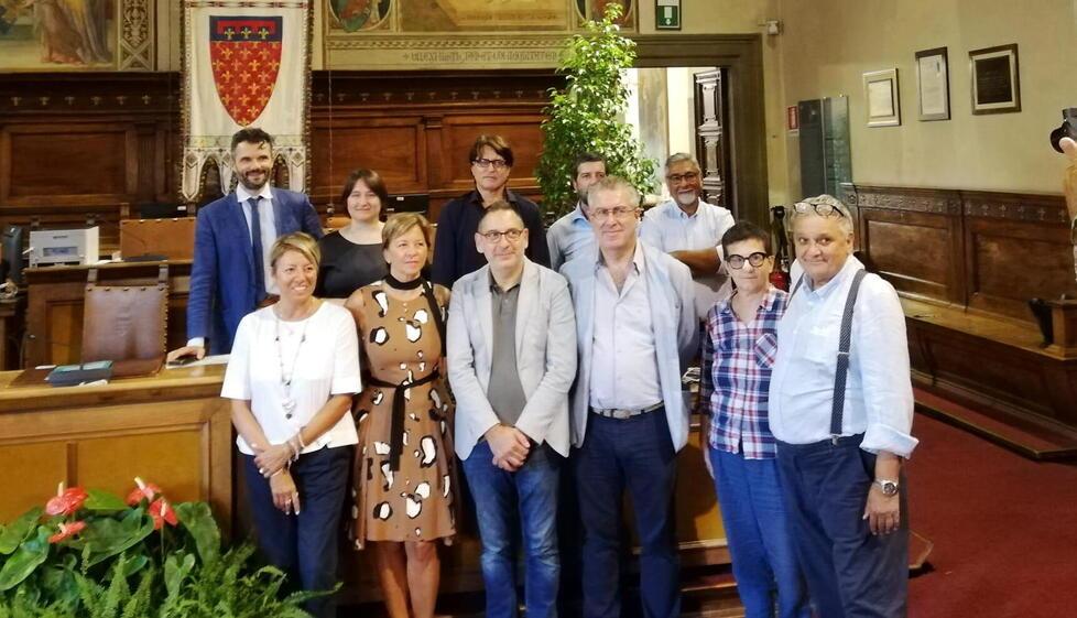 Foto di gruppo dopo la firma del protocollo d’intesa sul contributo straordinario al distretto tessile