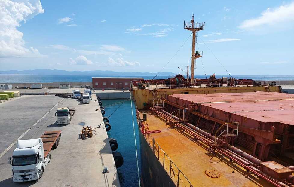 La banchina nord attualmente è utilizzata per alleggerire le navi di semiprodotto proveniente dall’India