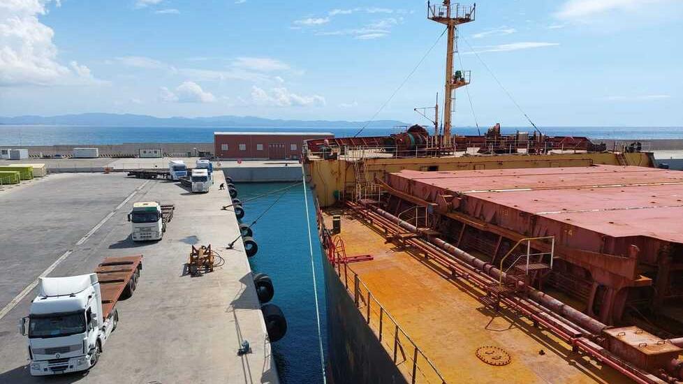 La banchina nord attualmente è utilizzata per alleggerire le navi di semiprodotto proveniente dall’India