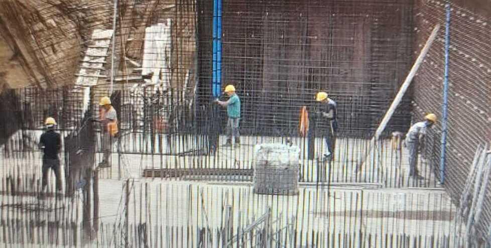 La foto fornita da Asa con gli operai al lavoro a Mola per realizzare i serbatoi del dissalatore
