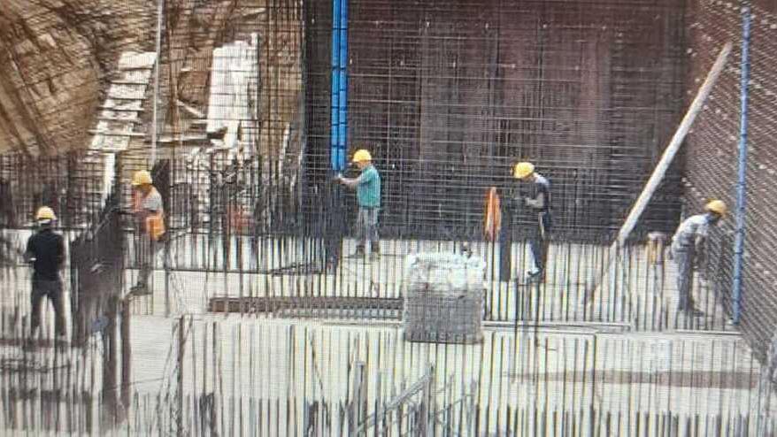 La foto fornita da Asa con gli operai al lavoro a Mola per realizzare i serbatoi del dissalatore