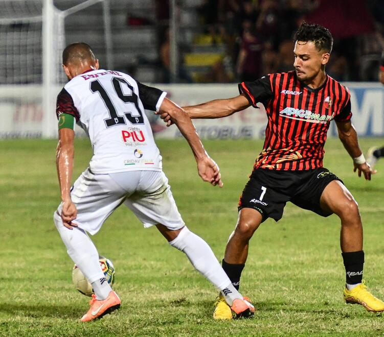 Andrea Rizzo Pinna in duello con l’ex rossonero Espeche