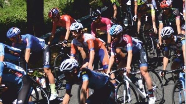 I corridori impegnati sulle colline versiliesi durante il Trofeo Corsanico