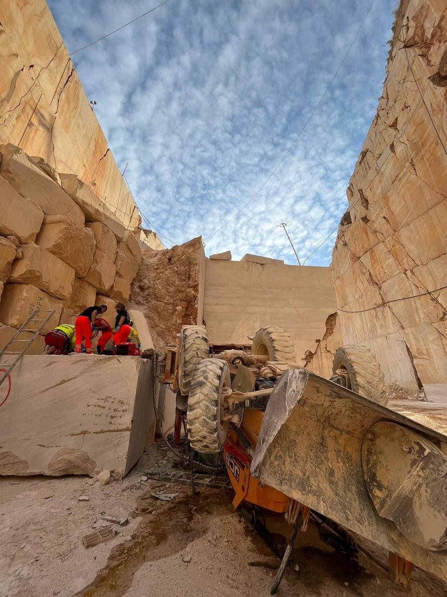 
	La cava in cui &egrave; caduto l'operaio che manovrava un escavatore

