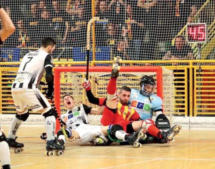 
	La penultima gara al PalaCastellotti tra Lodi e Viareggio, Semifinale Gara-3 2018-2019 vinta dai bianconeri per 8-9. Tra i viareggini Montigel, Gavioli e Barozzi, tra i lodigiani Illuzzi (Foto Alberto Vanelli/Fisr)

