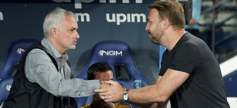 La stretta di mano tra Zanetti e Mourinho prima di Empoli-Roma