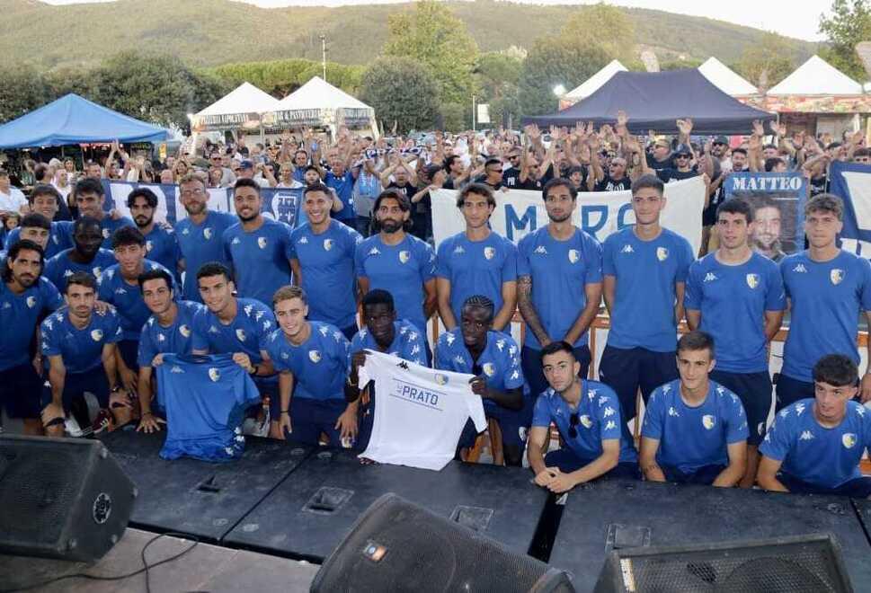 La squadra all’evento di presentazione in città