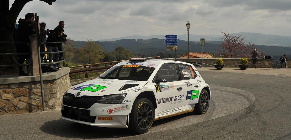 Un’auto durante una prova speciale a Monteverdi