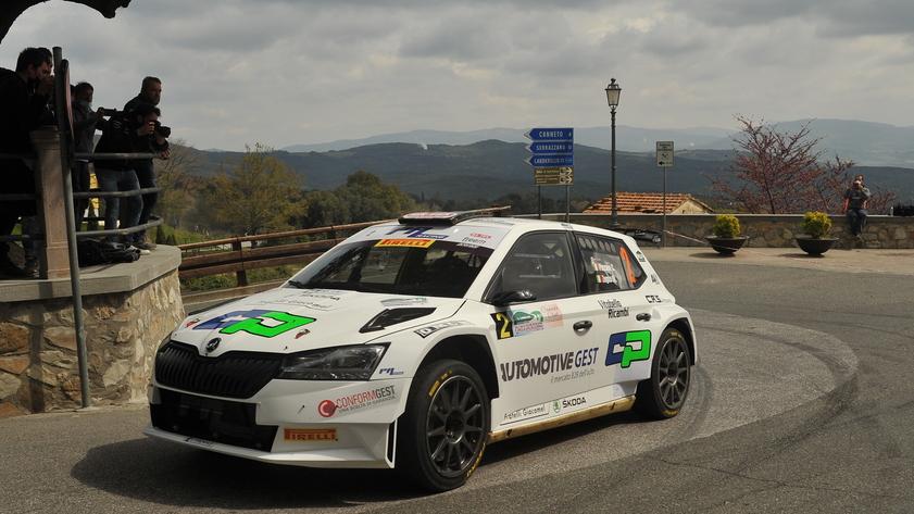 Un’auto durante una prova speciale a Monteverdi