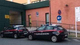 Auto dei carabinierri al pronto soccorso di Livorno