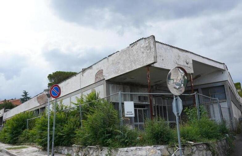 L’ex marmeria Lenzi dove sono stati trovati grossi sacchi con dentro rifiuti