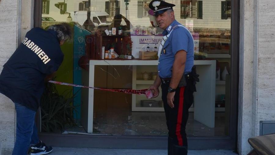 Il sopralluogo dei militari in via Maggi (foto carabinieri di Livorno)