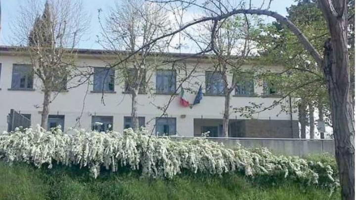 Nella foto sopra l’esterno della scuola “Enrico Toti” di San Vincenzo a Torri nel comune di Scandicci