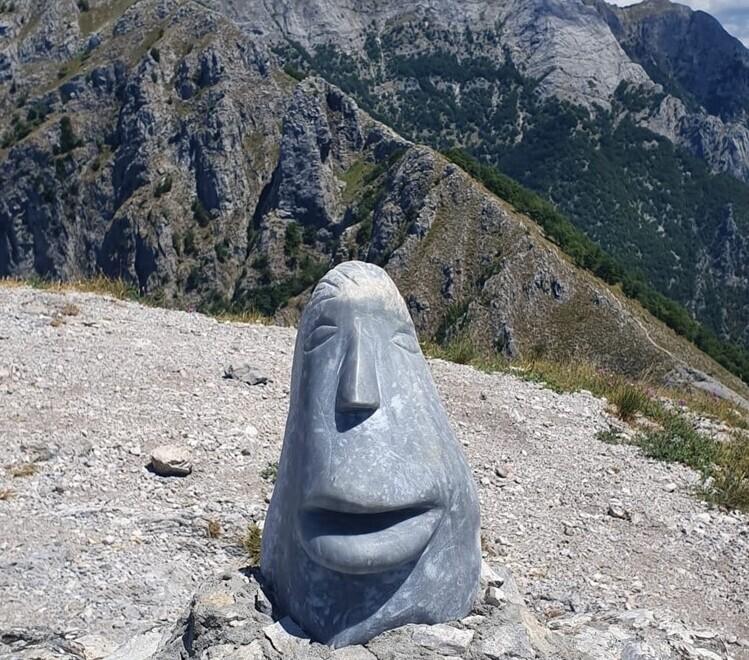 Fissata col cemento una testa in pietra sul Monte Forato 
