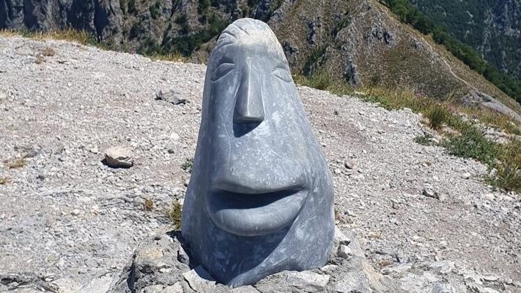 Fissata col cemento una testa in pietra sul Monte Forato