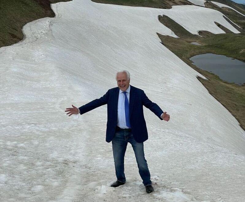 Il presidente della Regione Eugenio Giani nei pressi del crinale appenninico che separa Toscana ed Emilia