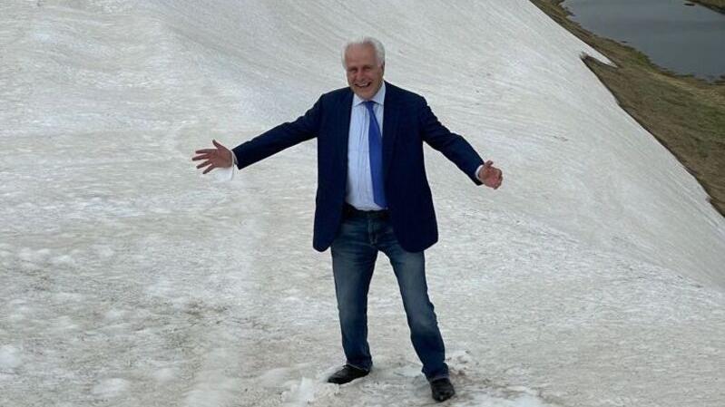 Il presidente della Regione Eugenio Giani nei pressi del crinale appenninico che separa Toscana ed Emilia
