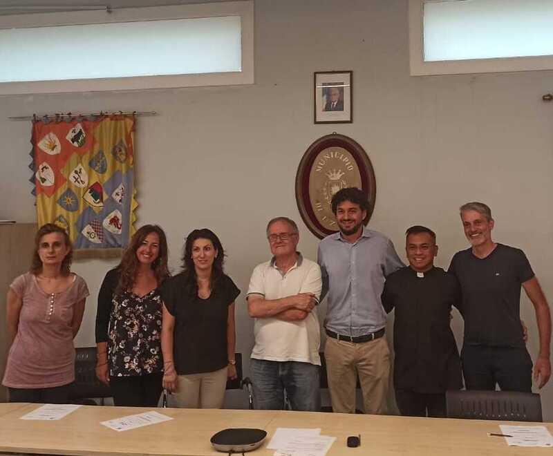 Da sinistra l’assessore Barbara Cecchi, Iolanda Sasso ed Elena Tortolini (scuola Rita Levi Montalcini), il dottor Sergio Teglia, il sindaco Dino Cordio, don Bernie Del Rio e il presidente del consiglio comunale Roberto Torre