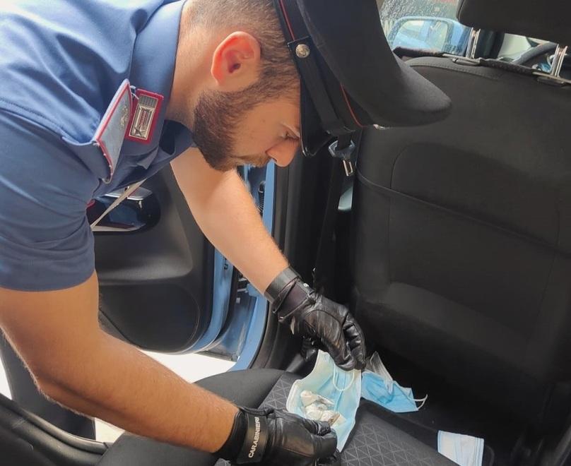Le 11 dosi tra cocaina e hashish sono state trovate nascoste all’interno di una mascherina chirurgica