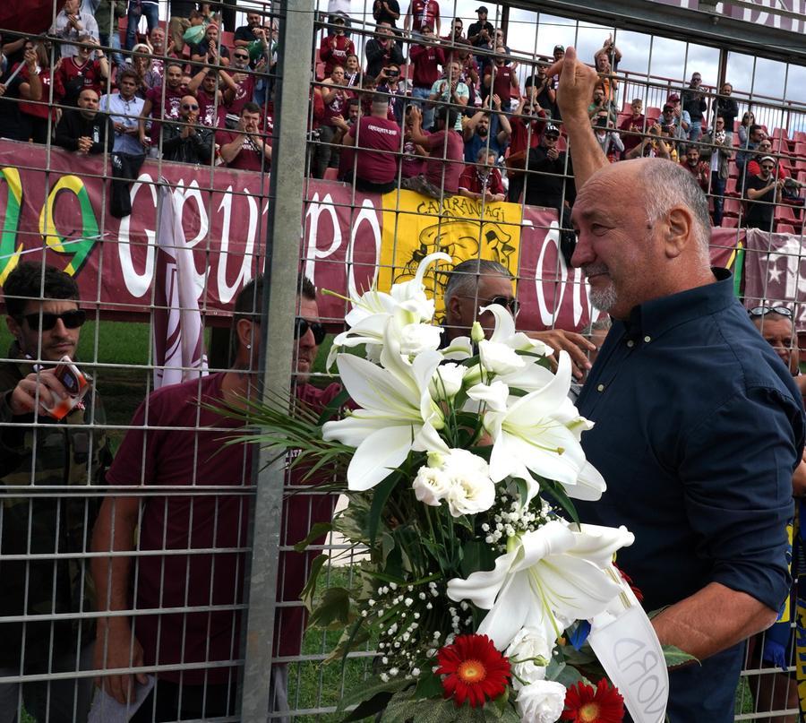 
	Mario Savelli, padre di Diego, sotto alla gradinata a ringraziare gli ultras del Pontedera per il grande affetto (Foto di Franco Silvi)

