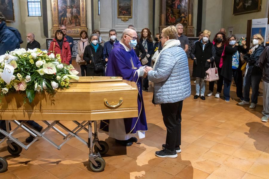 L’addio in Certosa a Gregnanini. «Ma ora vogliamo sapere perché»