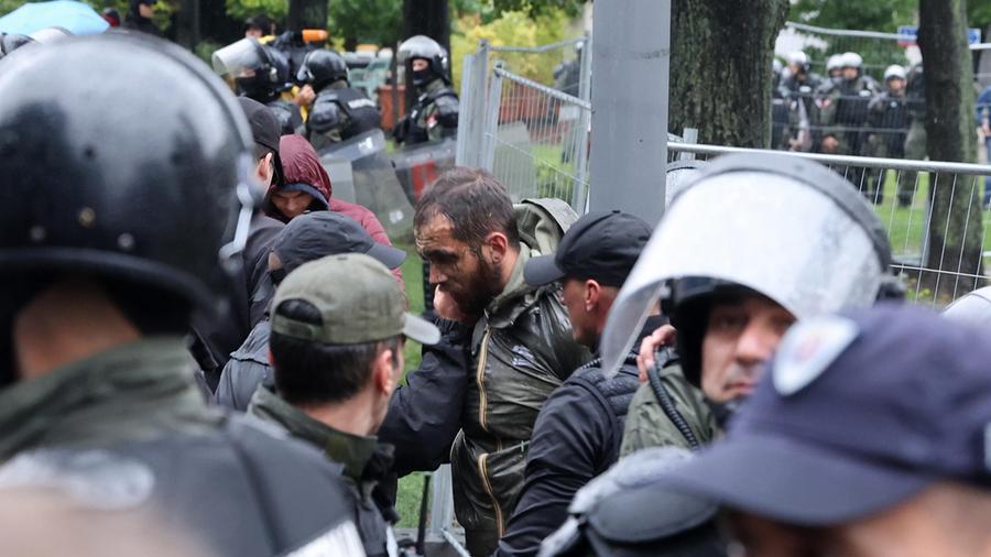 Caos all'Europride di Belgrado: scontri con i contromanifestanti. Anche il governo è diviso