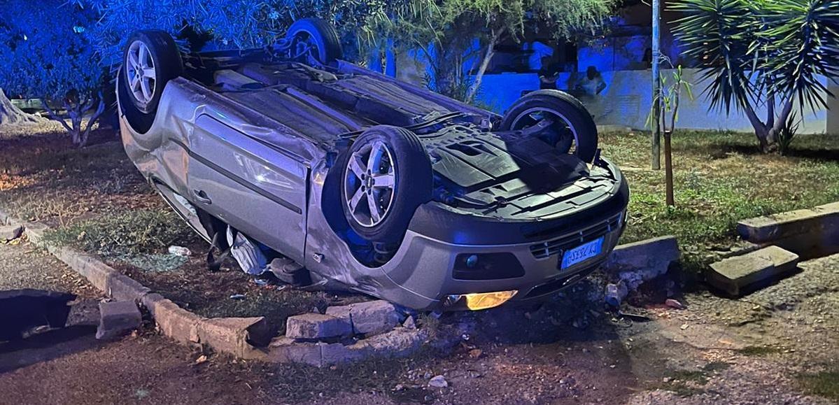 Sassari, Ford Focus piomba sui giardini: paura in via Kennedy 