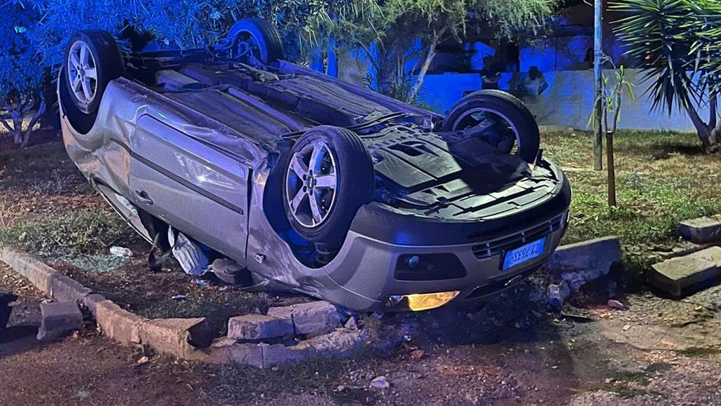 Sassari, Ford Focus piomba sui giardini: paura in via Kennedy