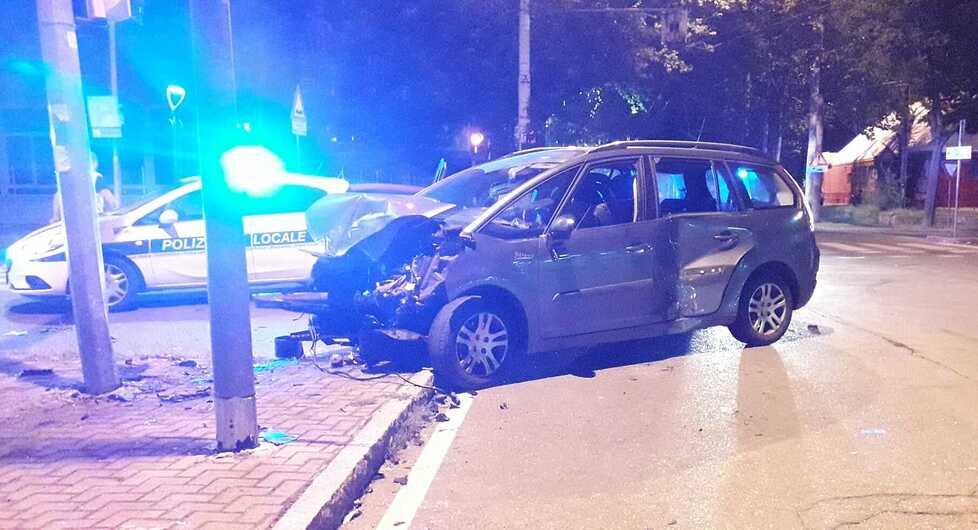Modena Frontale davanti all’autostazione 