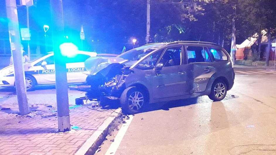 Modena Frontale davanti all’autostazione