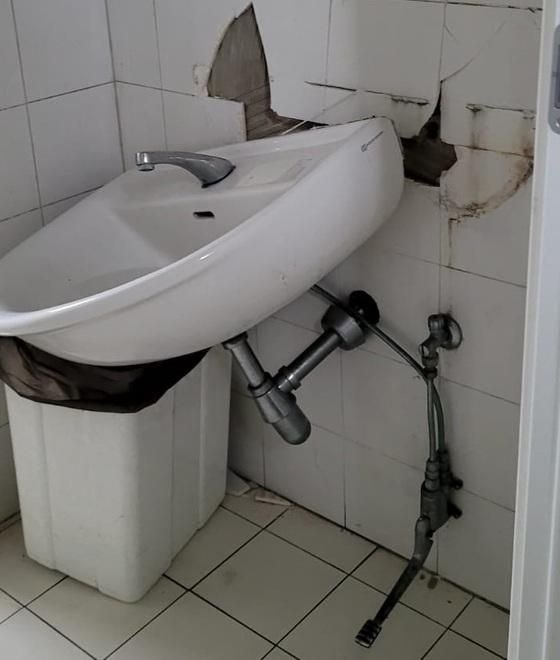 Modena &nbsp;Un altro vandalismo in via Gottardi ai bagni utilizzati dagli autisti di Seta 
