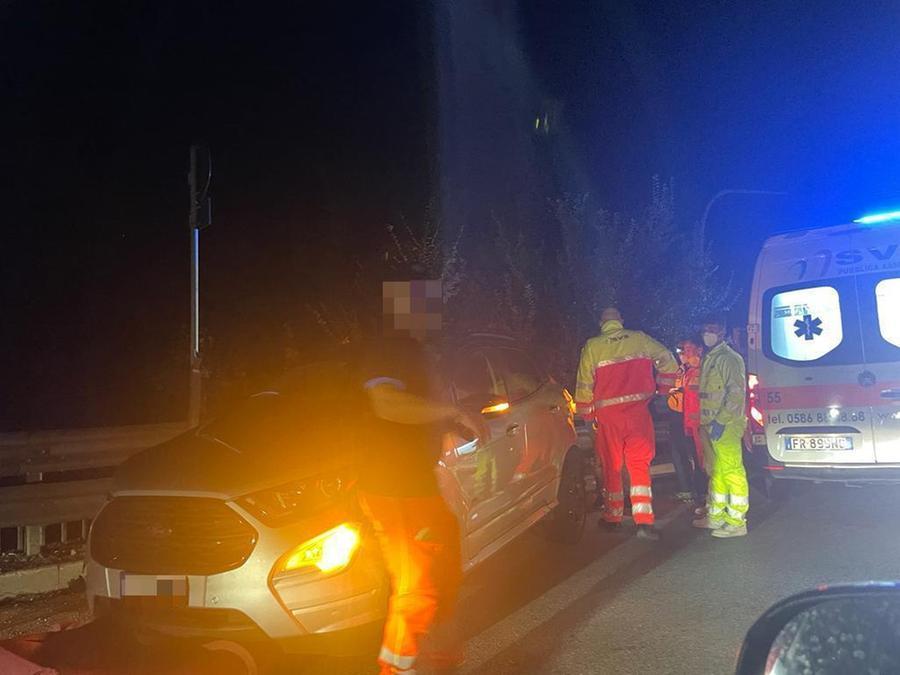 Si schianta con l’auto contro il guard rail: ferito un uomo