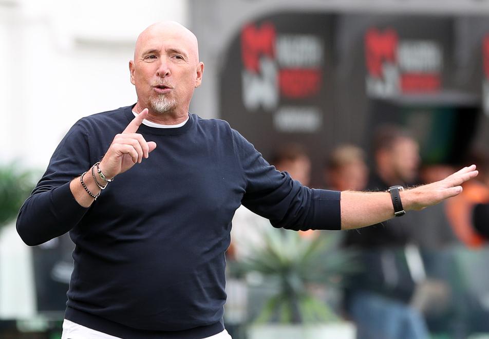 Il tecnico nerazzurro Rolando Maran mentre detta le indicazioni ai suoi