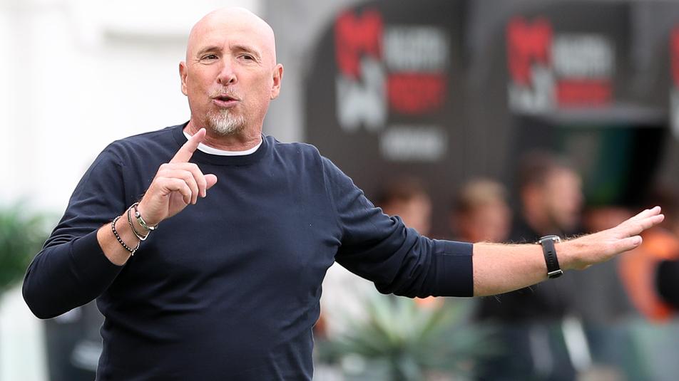 Il tecnico nerazzurro Rolando Maran mentre detta le indicazioni ai suoi