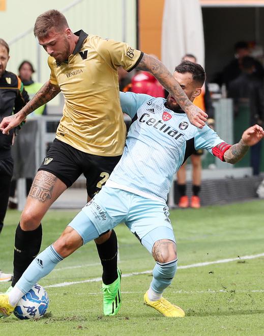 Un contrasto tra Przemyslaw Wisniewski e Marius Marin nel corso del match del Penzo