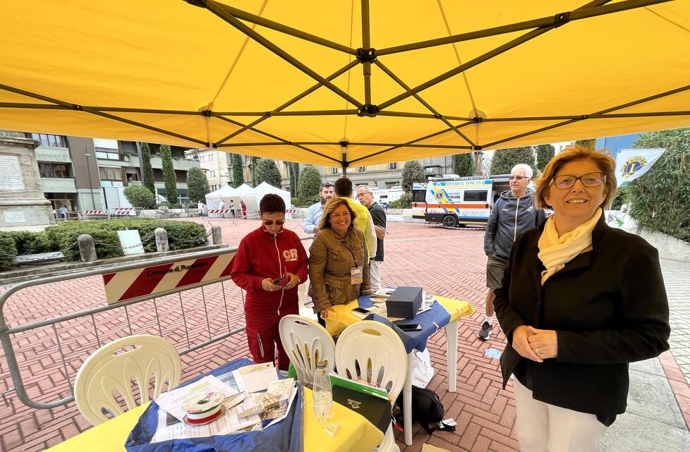 Le strutture dell’iniziativa “La salute scende in piazza” a Pontedera che andrà avanti anche stamani (Foto Silvi)
